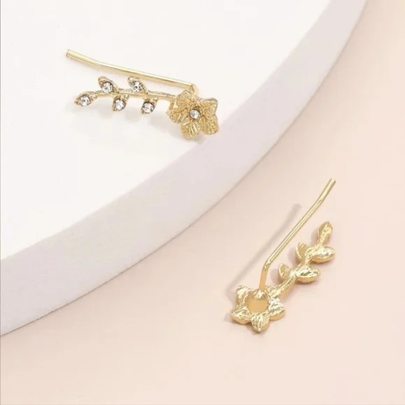 ✨️✨️NEW✨️✨️STUNNING!! FLOWER Ear Climber Earrings with Tiny CZ'S in GOLD Plating - Picture 3 of 14